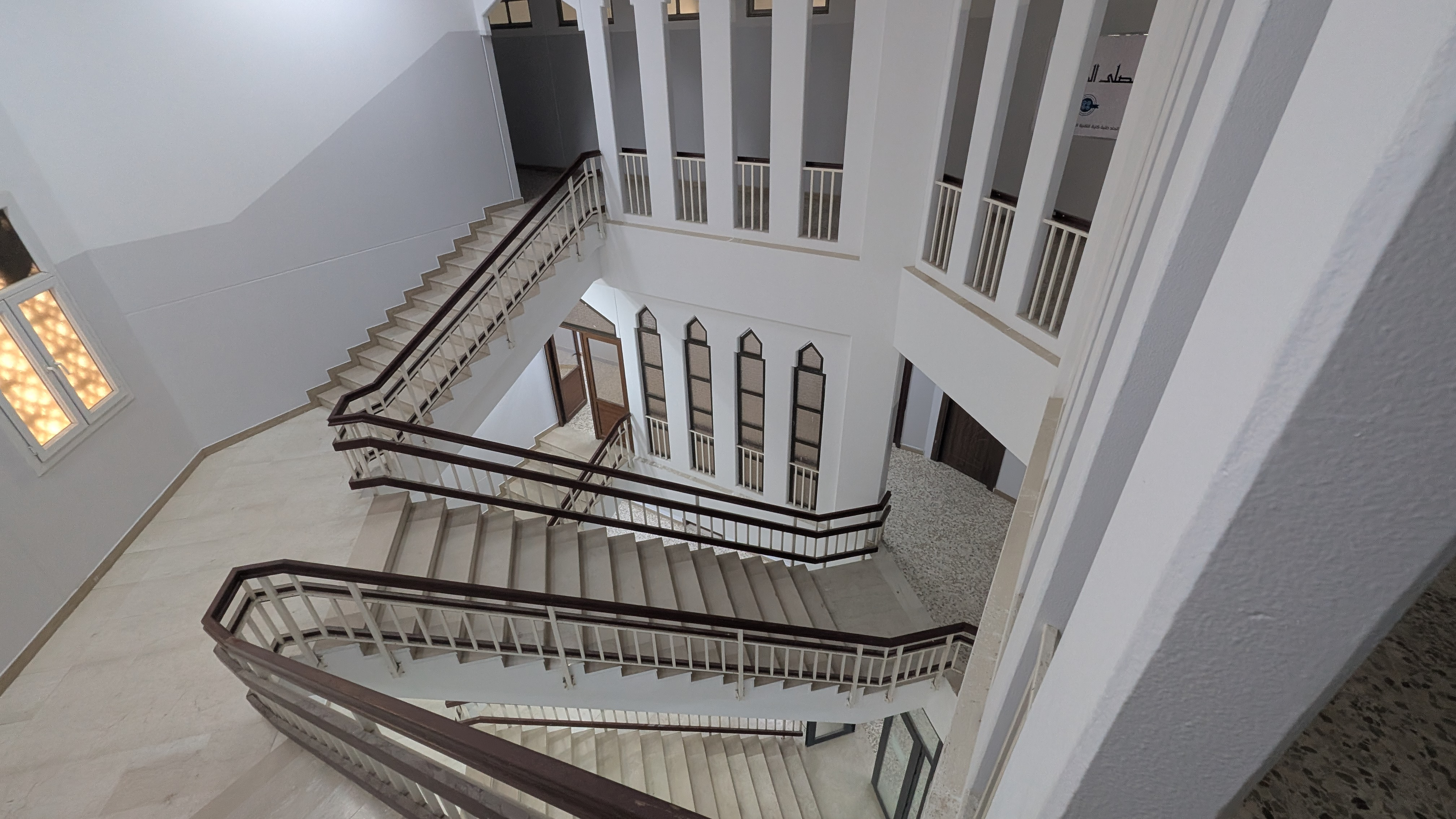 كلية التقنية الإلكترونية